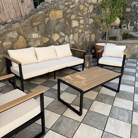 Evelyns Pool Garden Forio di Ischia